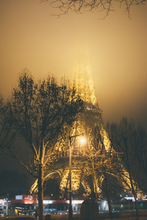 雾夜埃菲尔铁塔照片 · 免费素材图片