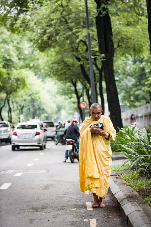 和尚在大街上行走时按住碗 · 免费素材图片