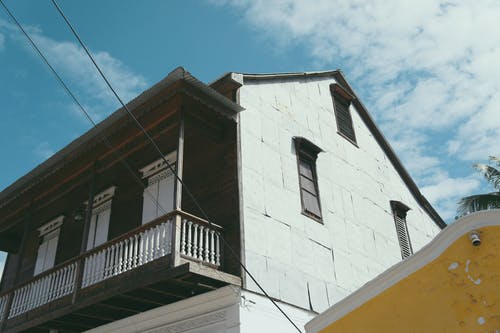 蓝天下的白色和黑色混凝土两层楼房屋 · 免费素材图片