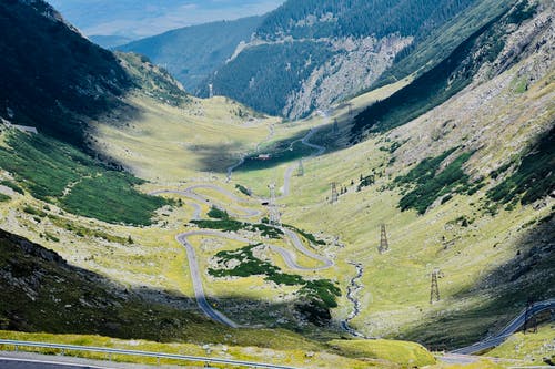 山间柏油路鸟瞰图摄影 · 免费素材图片