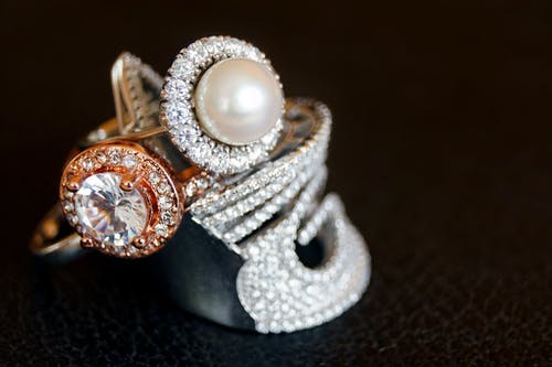 带有透明宝石和白色珍珠的银色戒指 · 免费素材图片