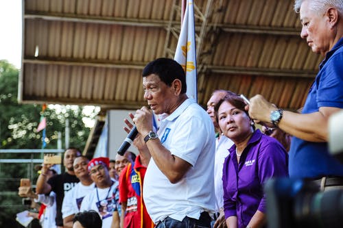 罗德里戈·杜特尔（Rodrigo Duterte）在舞台上 · 免费素材图片