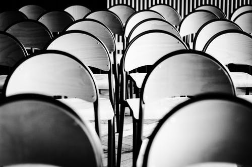 扶手椅的灰度照片 · 免费素材图片