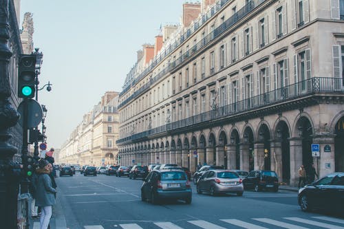 建筑物旁道路上的车辆 · 免费素材图片