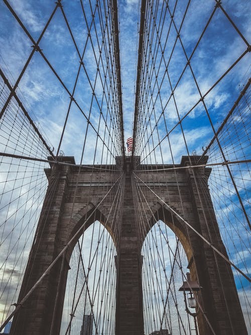布鲁克林大桥的低角度视图照片 · 免费素材图片