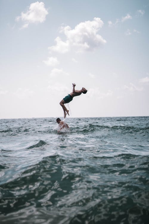 男人做后空翻 · 免费素材图片