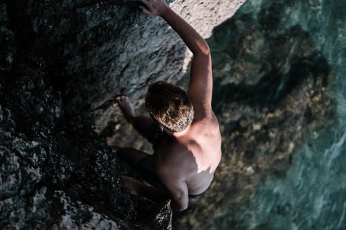 爬上悬崖的人 · 免费素材图片