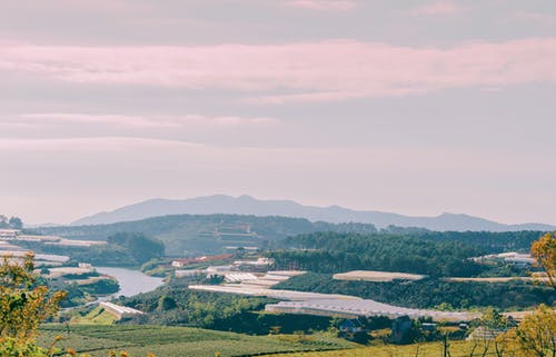 蜿蜒的河水穿越大地 · 免费素材图片