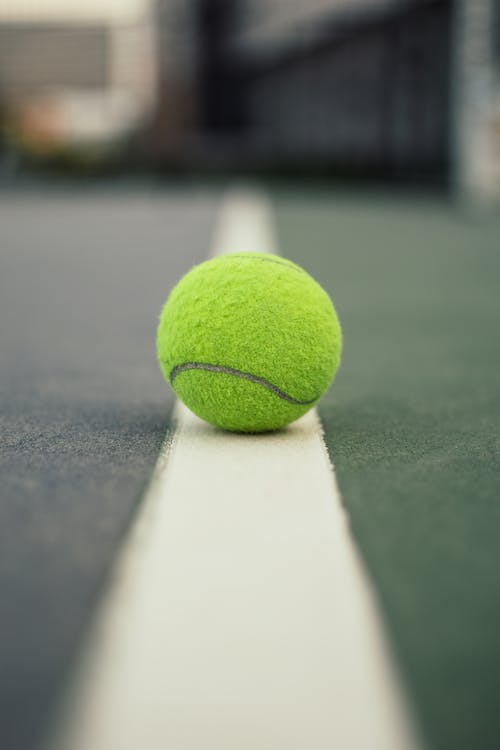 球场上的绿色网球 · 免费素材图片