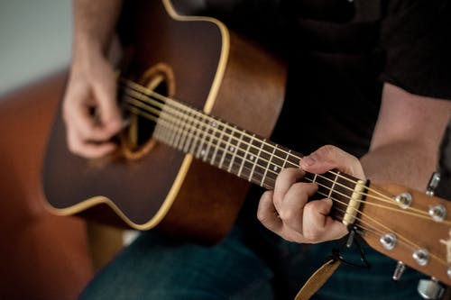 弹棕色吉他的人 · 免费素材图片