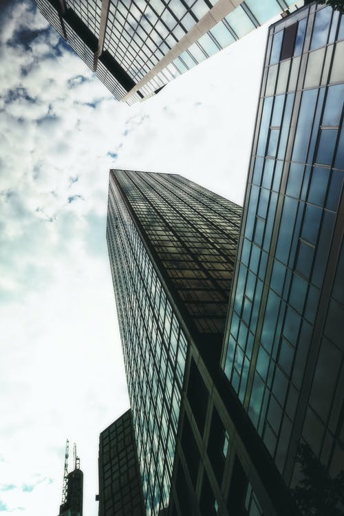 高层建筑的低角度摄影 · 免费素材图片