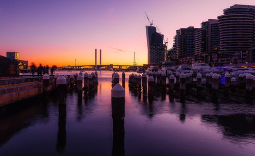 黄金时段下的高层建筑 · 免费素材图片