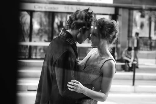 男人和女人的灰度照片 · 免费素材图片