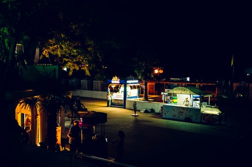 夜间食品摊位 · 免费素材图片