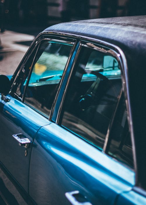 蓝色轿车的特写照片 · 免费素材图片