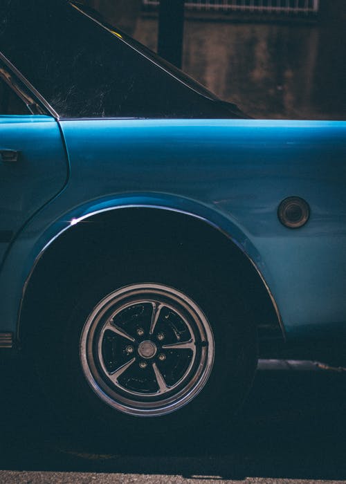 蓝色老爷车，灰色五辐轮毂和轮胎 · 免费素材图片