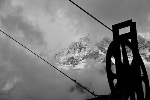 滑轮在山附近的灰度摄影 · 免费素材图片