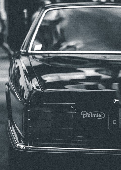 戴姆勒汽车的灰度照片 · 免费素材图片