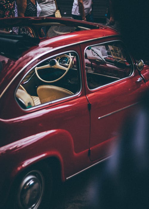 红色大众甲壳虫双门轿跑车与天窗 · 免费素材图片