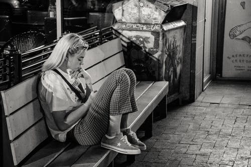 坐在长椅上的女人 · 免费素材图片