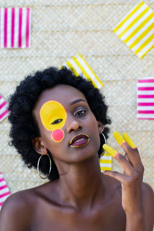 女人戴着银色耳环 · 免费素材图片