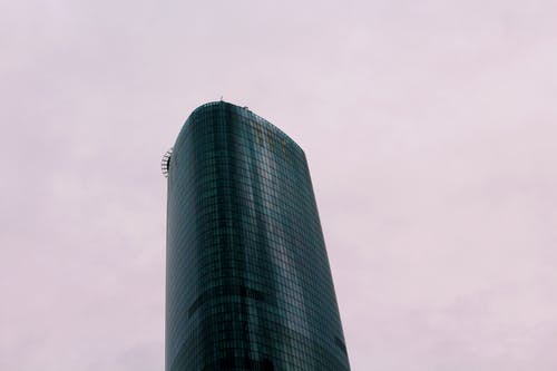 灰色的天空下的高层建筑 · 免费素材图片