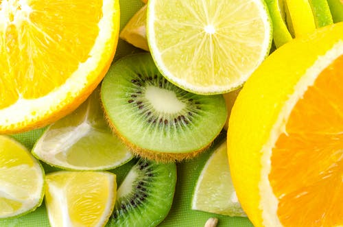 切片的猕猴桃，柠檬和橙色水果的照片 · 免费素材图片