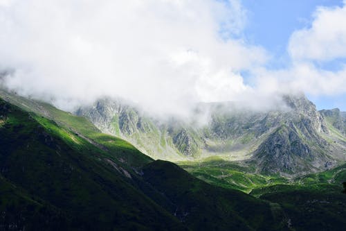 多云的蓝天下的绿山 · 免费素材图片