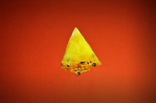 切好的菠萝与橙色背景 · 免费素材图片