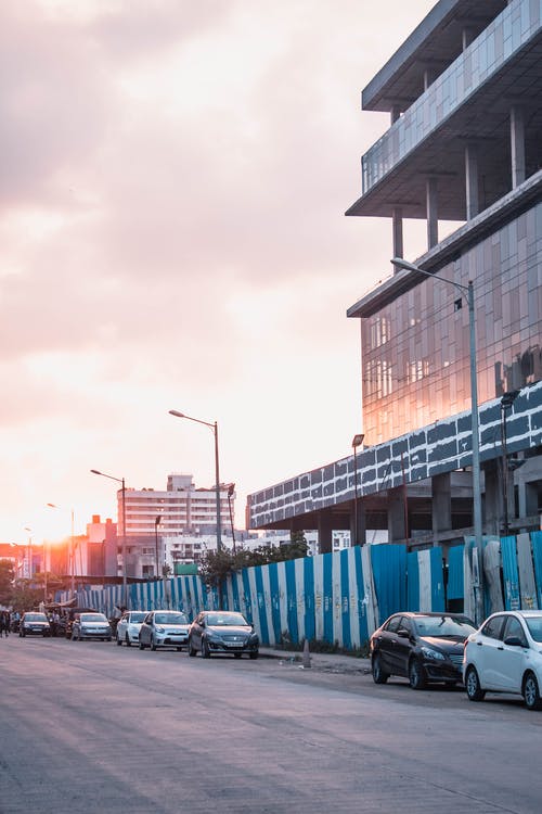 停在大楼前的汽车 · 免费素材图片