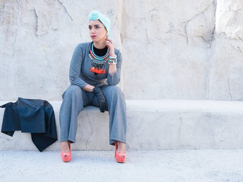 灰色长袖衬衫和裤子的女人 · 免费素材图片