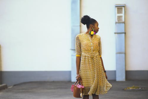 女人做姿势穿着黄色的连衣裙 · 免费素材图片