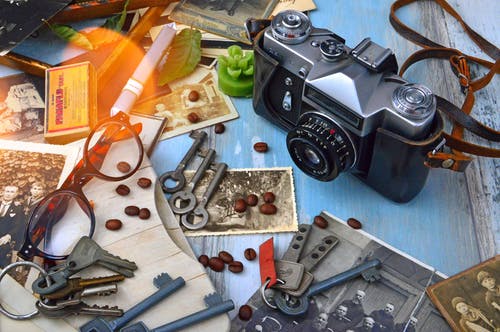 黑色和灰色相机，靠近灰色万能钥匙 · 免费素材图片