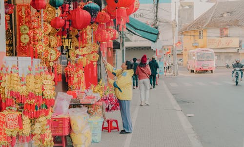 女人伸手去掉红灯笼 · 免费素材图片