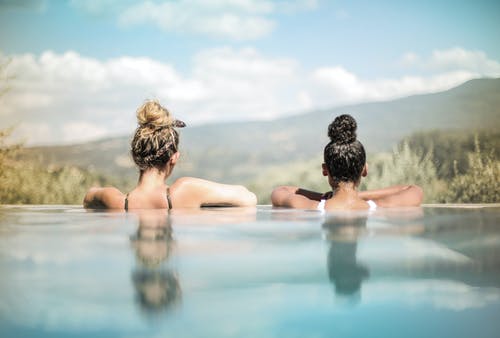 游泳池里的两个女人 · 免费素材图片