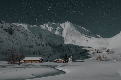 两栋棕色的房子被雪覆盖着 · 免费素材图片