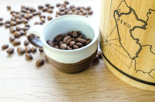 圆形白色和棕色马克杯，咖啡豆 · 免费素材图片