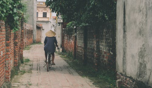 巷子里的人骑自行车 · 免费素材图片