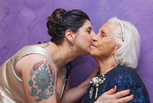 女人与胸花在胸口亲吻女人 · 免费素材图片