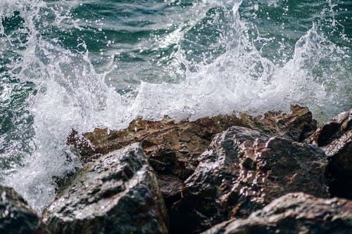 海浪在岩石上 · 免费素材图片