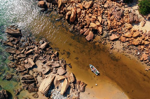 灰色小船在水体中的高角度视图 · 免费素材图片
