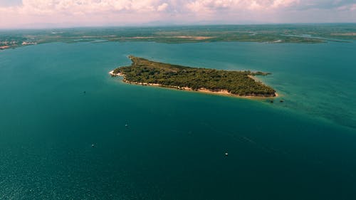 海洋中的一个小岛的照片 · 免费素材图片