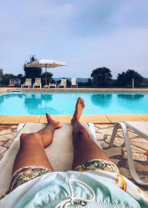 躺在泳池休息室的人 · 免费素材图片