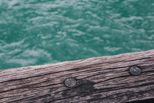 棕色木栅栏的特写照片 · 免费素材图片