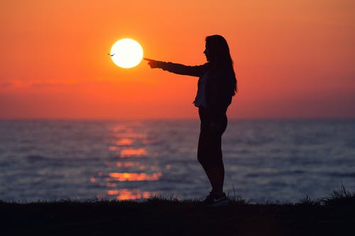 黎明时分穿过太阳的女人 · 免费素材图片