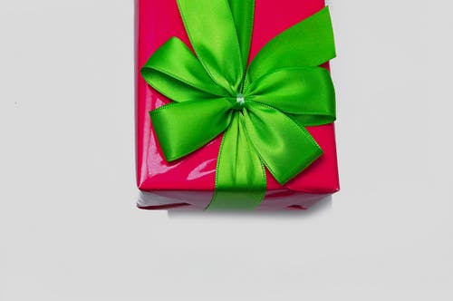 礼品盒盖着绿色的弓 · 免费素材图片