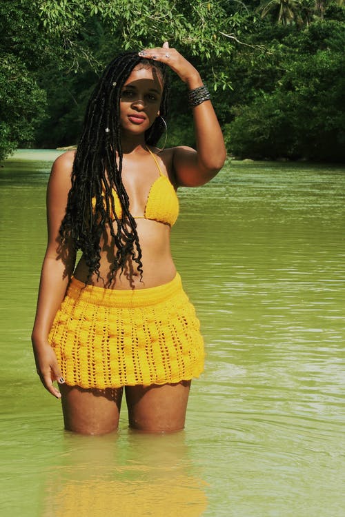 捂着脸用左手在水中的女人 · 免费素材图片