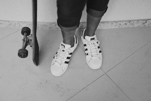 穿着阿迪达斯鞋的人的灰度摄影 · 免费素材图片