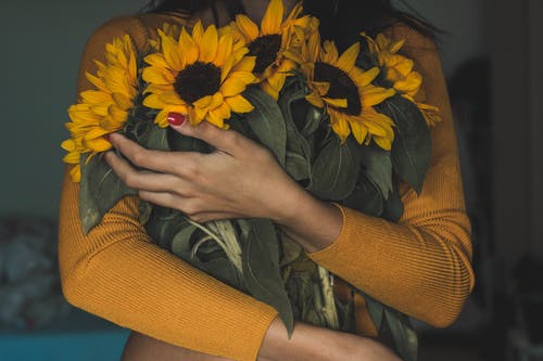 女人携带束向日葵 · 免费素材图片