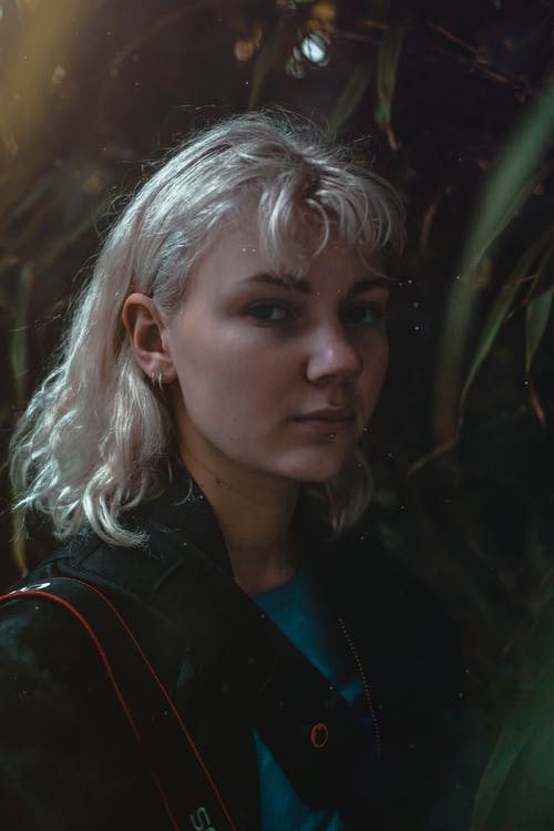 黑夹克的女人 · 免费素材图片